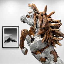 Skulptur / Dekofigur "Steigendes Pferd" ca. H134 x B40 x L70 cm aus Altholz mit Aluminium Skulptur steigenes Pferd aus Holz Lobby Hotel Eingangsbereich Dekoration