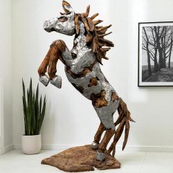 Skulptur steigenes Pferd aus Holz Lobby Hotel Eingangsbereich Dekoration