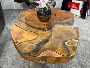 Sofatisch aus einem massiven Baumstamm