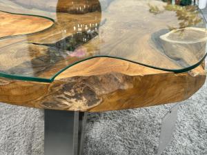 Sofatisch aus einem massiven Baumstamm