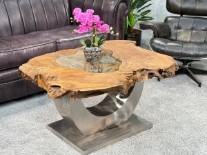 Einmaliger Couchtisch aus Baumscheiben mit Halbmondfuss