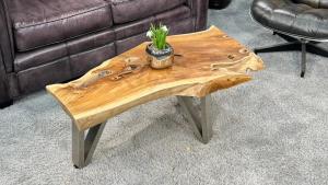 Sofatisch aus Teakholz, ca. 113x52x38 cm, mit Blumenvase.