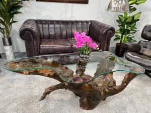 Massiver Couchtisch aus einem Baumstumpf