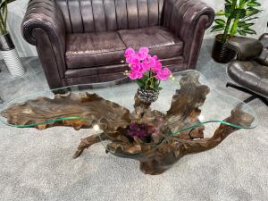 Massiver Couchtisch aus einem Baumstumpf