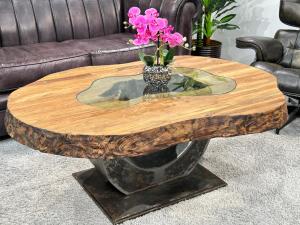 Spektakulärer Couchtisch "Fusion", ca. 127 x 84-88 x 51 cm, aus recyceltem Teakholz mit Glaseinlage