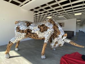 Skulptur / Dekofigur "Stier" L240 x B100 x H136 cm aus Altholz mit Aluminium