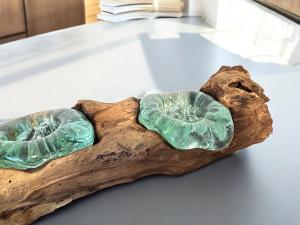 Handgeschnitzter Teelichthalter mit vier Glaselementen