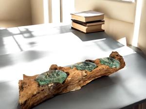 Handgeschnitzter Teelichthalter mit vier Glaselementen