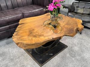 Couchtisch aus massivem Holz mit Glasplatte, ca. 106 x 75 x 48,5 cm.