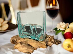 Handgeschnitzte Design Dekoration mit Glaselement