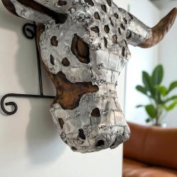 Wanddekoration / Skulptur "Stierkopf " aus Teakholz mit Applikationen aus Aluminium (Breite ca. 76 cm) Stierkopf-Skulptur-aus-Holz-Wanddeko
