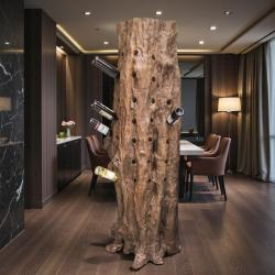 Weinstaender-Flaschenhalter-aus-einem-massiven-Lychee-Baumstamm