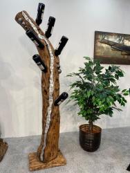Weinständer (176 cm) aus einem massivem Baumstamm mit Aluminiumbeschlag