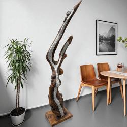 Weinständer  (ca. 180 cm) aus Baumstamm mit Aluminium-Applikationen