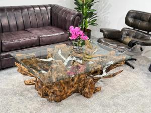 Baumwurzel Couchtisch "Root" aus Teakholz ca. 130 x 90 x 46,5 cm Applikationen aus Aluminium und Glasplatte