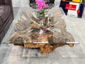 Baumwurzel Couchtisch "Root" aus Teakholz ca. 130 x 90 x 44,5 cm Applikationen aus Aluminium und Glasplatte Baumwurzel Couchtisch Root aus Teakholz