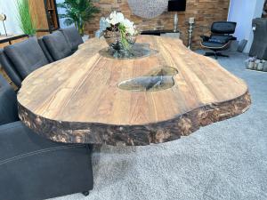 Nachhaltiger Esstisch aus recyceltem Altholz 