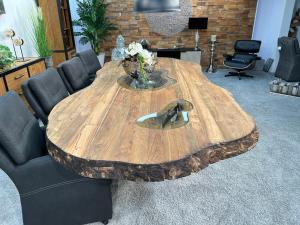 Nachhaltiger Esstisch aus recyceltem Altholz 