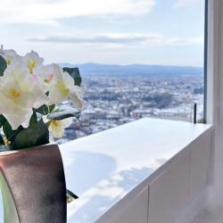 Vase aus Metall solber handgefertigt geschwungene Form 40 cm