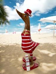 Holzente mit Badeanzug rot