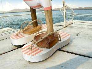 Ente aus Holz im Bikini rosa weiss handgefertigt