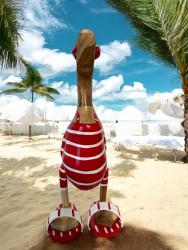 Holzente mit Badeanzug rot