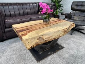 Baumstamm-Couchtisch "Deep Island Tamarind" ca. 96 x 58-71 x 49 cm aus einer massiven Baumscheibe des Tamarindenbaumes Baumstamm Couchtisch Tamarind 96 cm mit Tischgestell aus Stahl