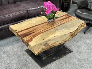 Baumstamm-Couchtisch "Deep Island Tamarind" ca. 96 x 58-71 x 49 cm aus einer massiven Baumscheibe des Tamarindenbaumes Baumstamm Couchtisch Tamarind 96 cm mit Tischgestell aus Stahl