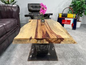 Baumstamm-Couchtisch "Deep Island Tamarind" ca. 96 x 58-71 x 49 cm aus einer massiven Baumscheibe des Tamarindenbaumes Baumstamm Couchtisch Tamarind 96 cm mit Tischgestell aus Stahl