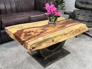 Baumstamm-Couchtisch "Deep Island Tamarind" ca. 120 x 65 x 50 cm aus einer massiven Baumscheibe des Tamarindenbaumes