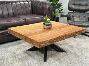 Vollholz-Couchtisch "Deep Island", ca. 100 x 80 x 50 cm, aus recyceltem Teakholz