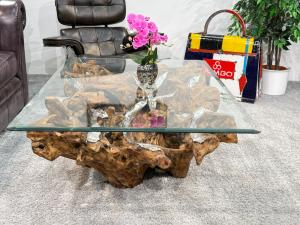 Baumwurzel Couchtisch "Root" aus Teakholz ca. 130 x 90 x 46,5 cm Applikationen aus Aluminium und Glasplatte Baumwurzel Couchtisch Root aus Teakholz